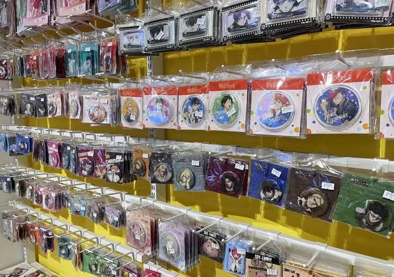 中國二次元IP周邊爆紅，市場規模上看2.2兆元。圖為徽章。(翻攝微博)