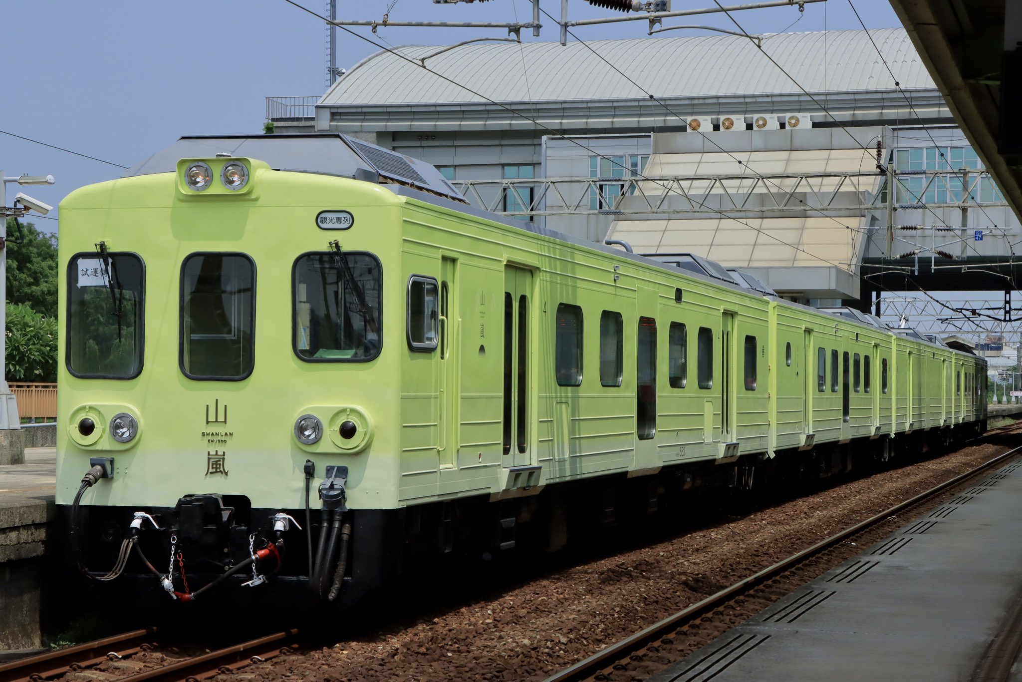 台鐵新觀光列車「山嵐號」(圖翻攝X@yokotaka_3659)