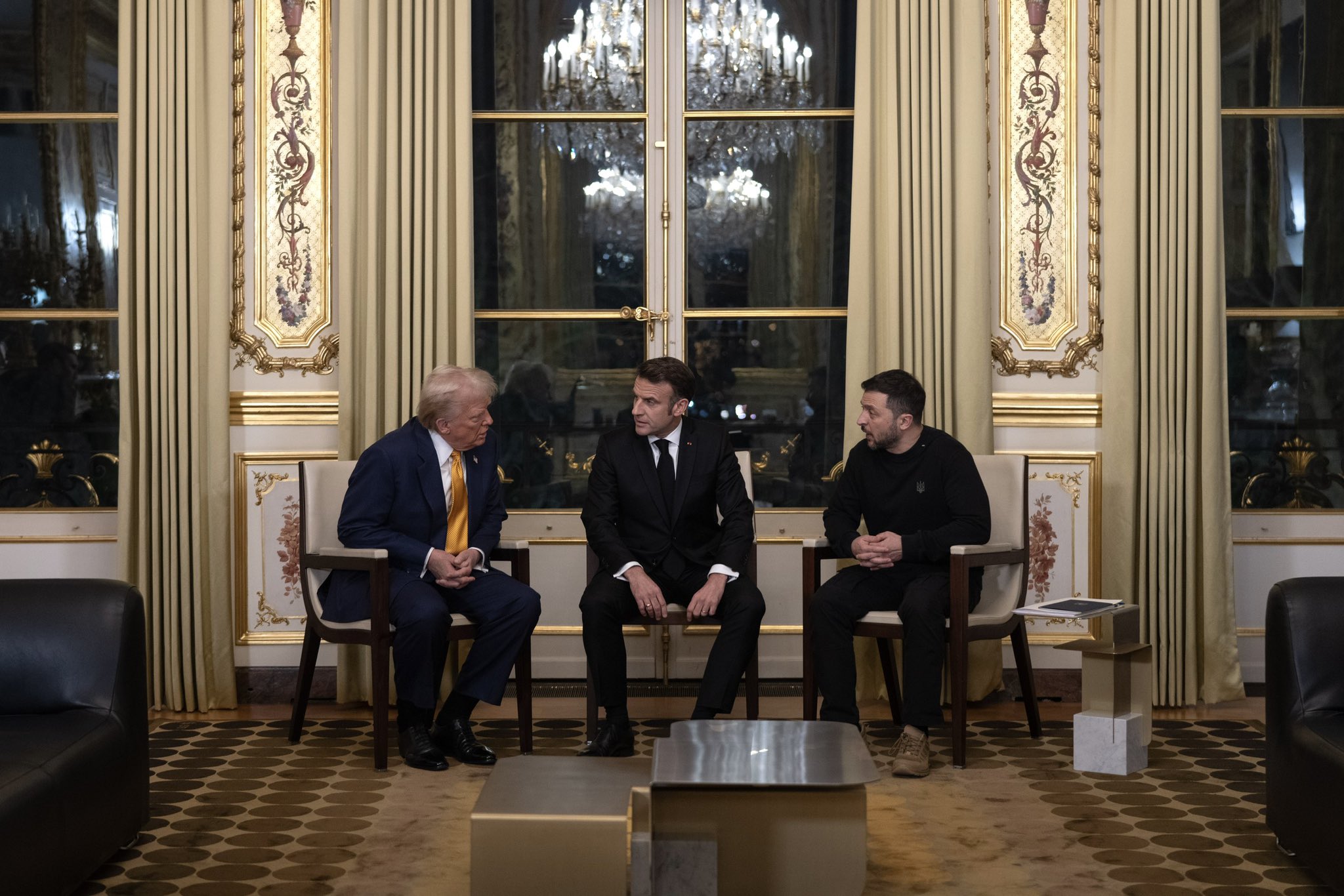 法國總統馬克宏(Emmanuel Macron)在艾里賽宮(Elysee Palace)主持了與澤倫斯基(Volodymyr Zelensky)和川普(Volodymyr Zelensky)的三方會談。(X平台/@EmmanuelMacron)
