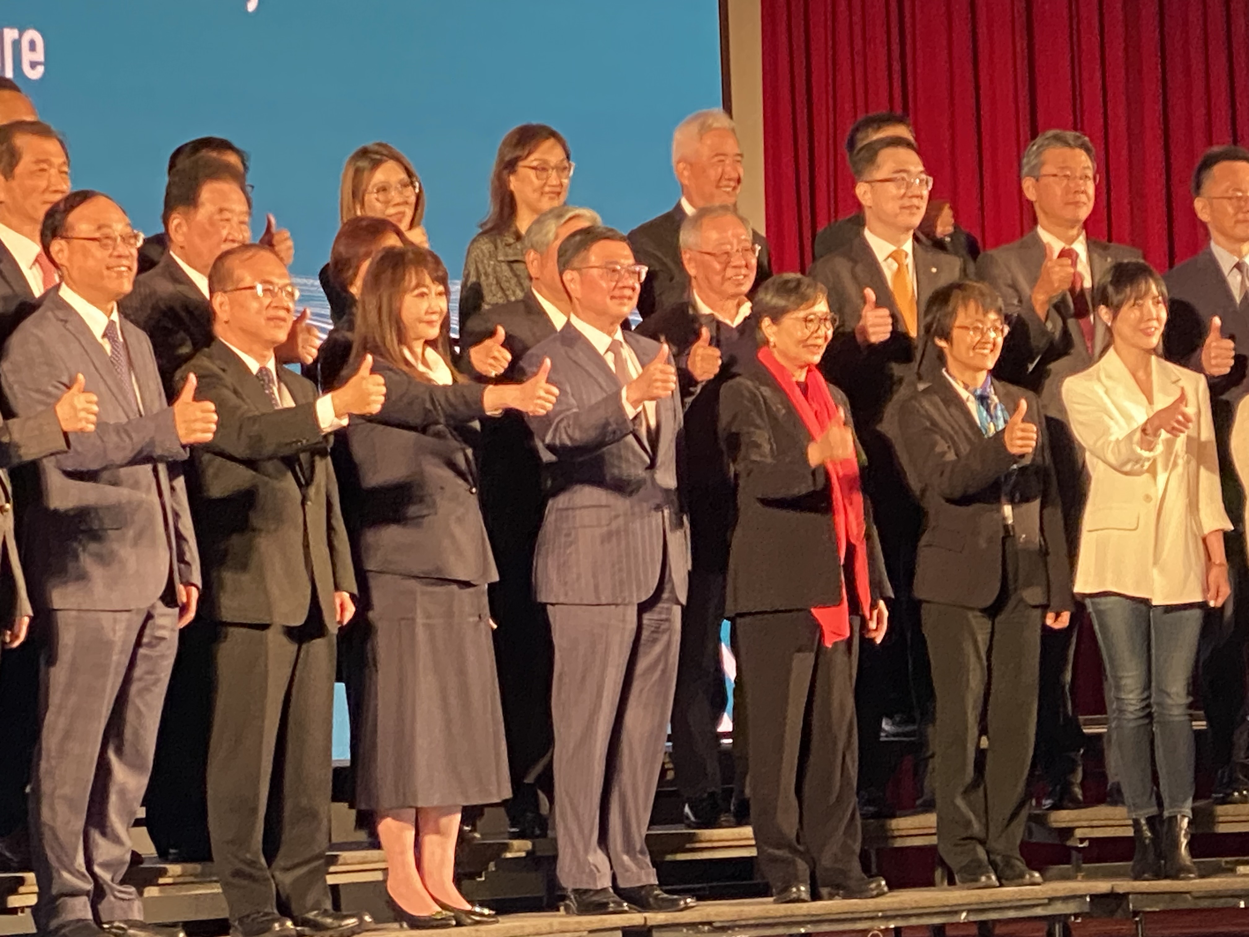 行政院長卓榮泰(前中)9日在台灣觀光協會68週年慶，與台灣觀光協會會長簡余晏(中左)、榮譽會長葉菊蘭(中右)，以及交通部次長陳彥伯(左二)、觀光署長周永暉(左)等與會嘉賓合影。 (吳琍君 攝)