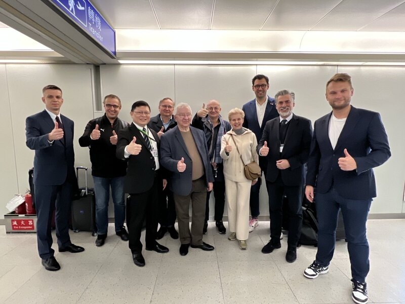 波蘭參議院副議長卡明斯基（Michal Kaminski，後排右2）於9日率團訪台，波蘭台北辦事處處長高則叡（Cyryl Kozaczewski，前排右2）和外交部歐洲司副司長林祖恩（前排右5）前往接機。(圖：中央社)