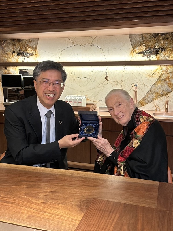 唐獎教育基金會執行長陳振川（左）赴新加坡，9日將因COVID-19疫情延遲4年的純金唐獎獎章，交到2020年永續發展獎得主珍古德（Jane Goodall）（右）手中。(圖：中央社)