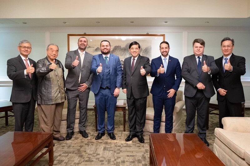 外交部常次陳立國（右4）9日午宴歡迎巴西「聖保羅州議會友台陣線」主席狄尼茲（Gil Diniz，另譯：迪尼斯，左4）州議員訪團成員，並與賓客合影。（外交部提供/中央社)