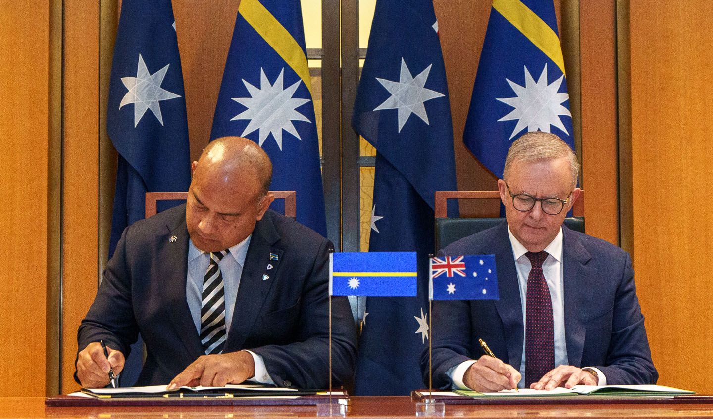 澳洲總理艾班尼斯和諾魯總統亞定，9日簽署安全條約。 (圖:@AlboMP)