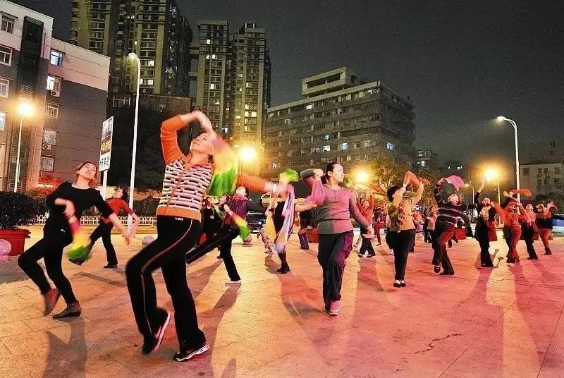 中國學者用三句話總結疫後中國社會現況：「生機勃勃的老年人、死氣沉沉的青年人、生無可戀的中年人。」(圖：微博)