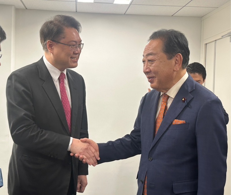 民進黨秘書長林右昌（左）2024年12月10日拜會日本立憲民主黨代表、前首相野田佳彥。（民進黨提供） (中央社資料照片)