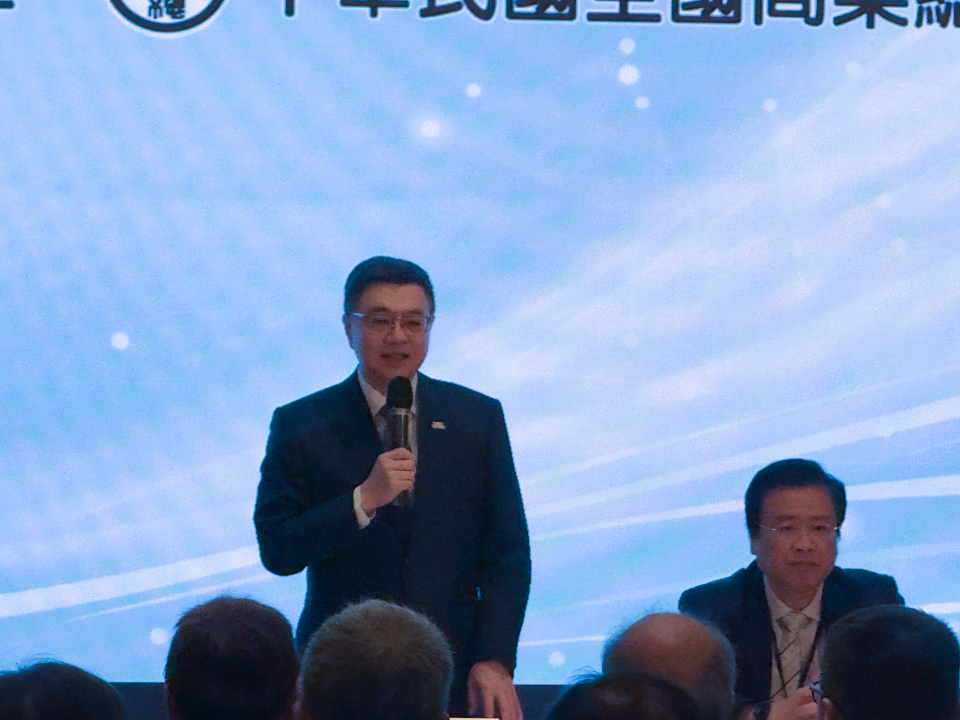 行政院長卓榮泰(左)與全國商業總會理事長許舒博(右)等商業領袖座談。(謝佳興 攝)