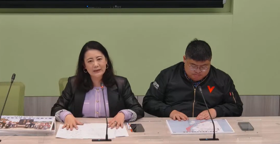 民進黨團幹事長吳思瑤(左)11日指出，「選罷法」、「憲法訴訟法」、「財政收支劃分法」修法被國民黨列為本會期要闖關三讀的法案。(翻攝民進黨立院黨團直播)