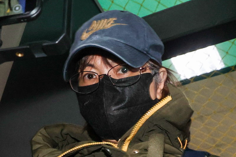 勞動部勞動力發展署北基宜花金馬分署前分署長謝宜容（圖）涉職場霸凌，另被告發挪用公款涉貪，檢調10日搜索22處，帶回謝宜容等23人，全案朝貪污治罪條例偵辦。謝宜容11日凌晨移送新北地檢應訊，面對媒體不發一語。 (圖：中央社)