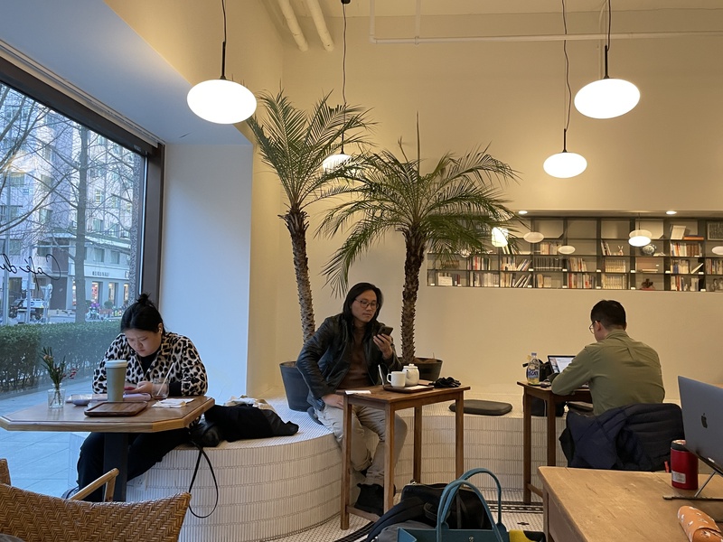 中國經濟表現疲軟，不少青年畢業後找不到工作。其中一些人紛紛到咖啡廳或圖書館久坐上網，北京市內部分咖啡廳常因此一位難求。(圖：中央社資料照片)