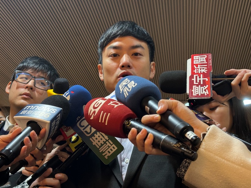 台北市政府發言人殷瑋(中)。資料照。(圖：中央社)