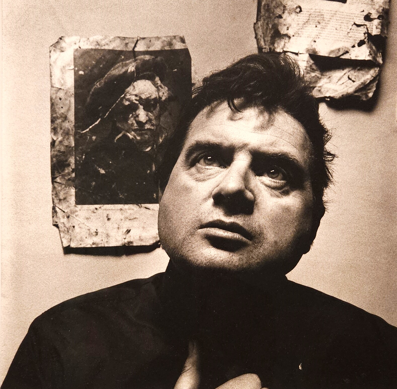 英國藝術家法蘭西斯‧培根是20世紀最重要的畫家之一，以大膽、暗黑及獨樹一格的方式創作肖像畫而聞名。圖為美國攝影師Irving Penn於1962年為培根拍攝的肖像照片。(圖：黃貞貞 翻攝)