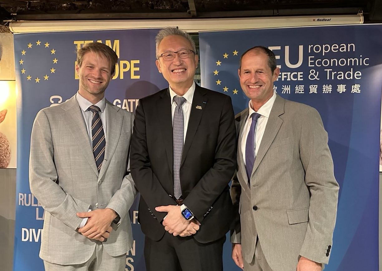 外交部政務次長吳志中(中)9日晚間出席「2024人權日酒會」並致詞。(圖:外交部)