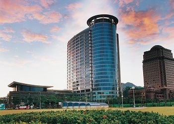 環境部今天(11日)通過中油洲際液化天然氣接收站(七接)環評案，中油感謝環評委員提出建言，會信守「在地抵換」的承諾。圖為台灣中油公司外觀。(圖 : 中油官網)