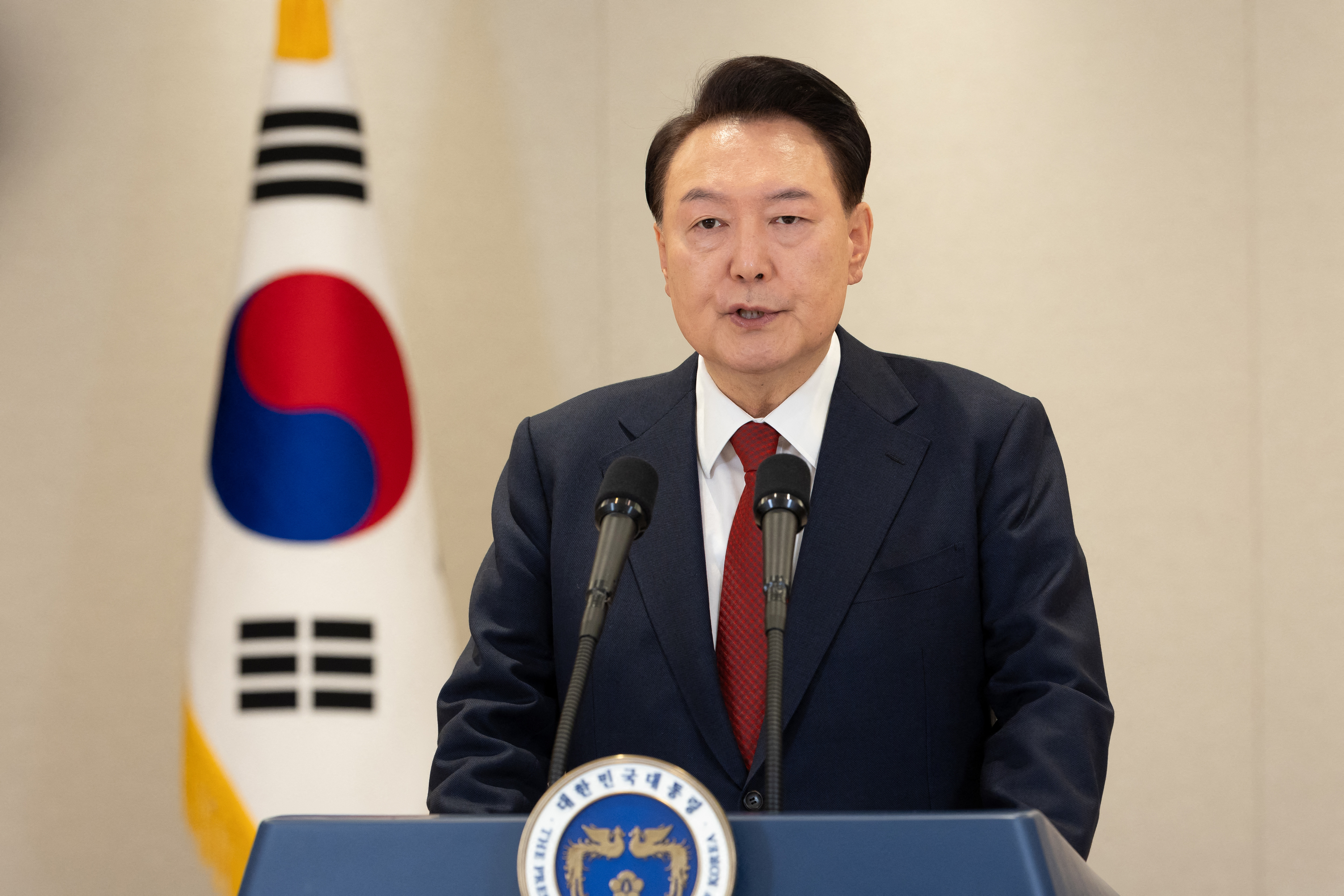 南韓憲法法院4日裁定南韓總統尹錫悅(Yoon Suk Yeol)因發布令人震驚的戒嚴令而需被免職下台。(AFP)