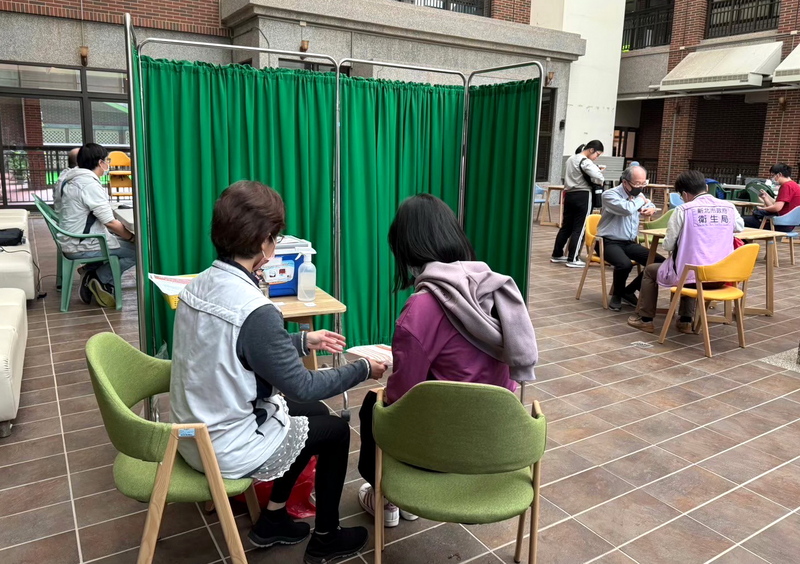 疾管署將於17日宣布自明年元旦起，開放公費流感疫苗全民接種，直到用完為止。(圖：中央社)