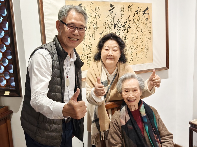 新任駐奧地利大使劉玄詠（左）13日出發履新前，特別前往探視前文建會主委申學庸（右），感謝多年栽培，長笛演奏家樊曼儂（後）也到場祝賀。 (圖：中央社)