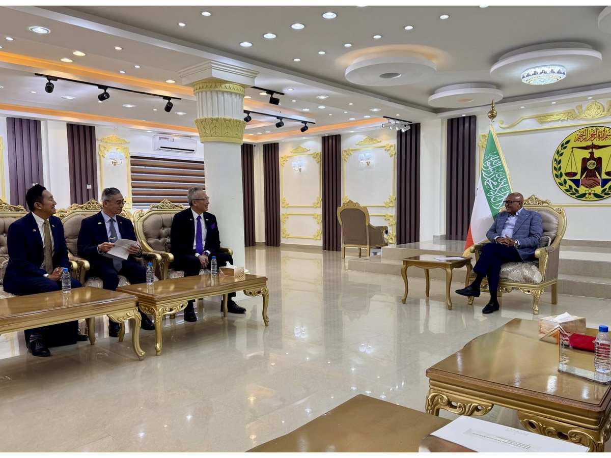 索馬利蘭新任總統阿布杜拉希(我國政府的翻譯是「阿布杜拉喜」，右)接見特使吳志中(左三)率領的特使團 (外交部提供)