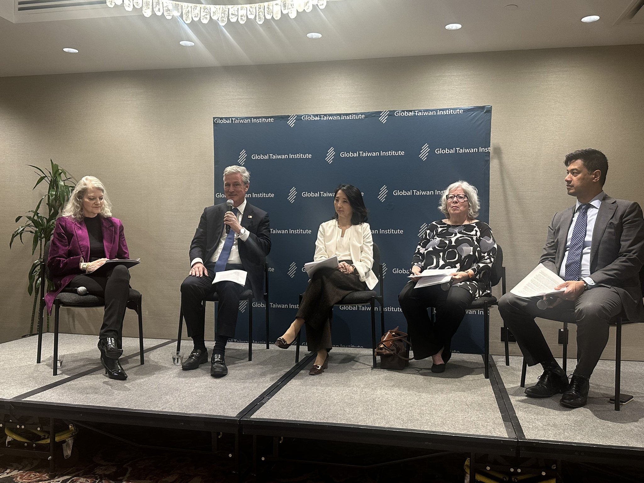 華府智庫「全球台灣研究中心」(GTI)舉行座談，聚焦推進美台關係，並邀請川普首次執政期間擔任國安顧問的歐布萊恩(左2)演說。(圖:GTI)