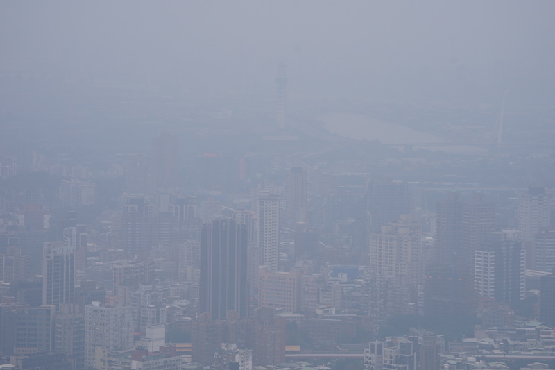 境部表示，中國上海至山東一帶5日有霾害現象，污染物持續累積，預計未來一週將有2波境外污染物影響台灣。資料照。(圖：中央社)