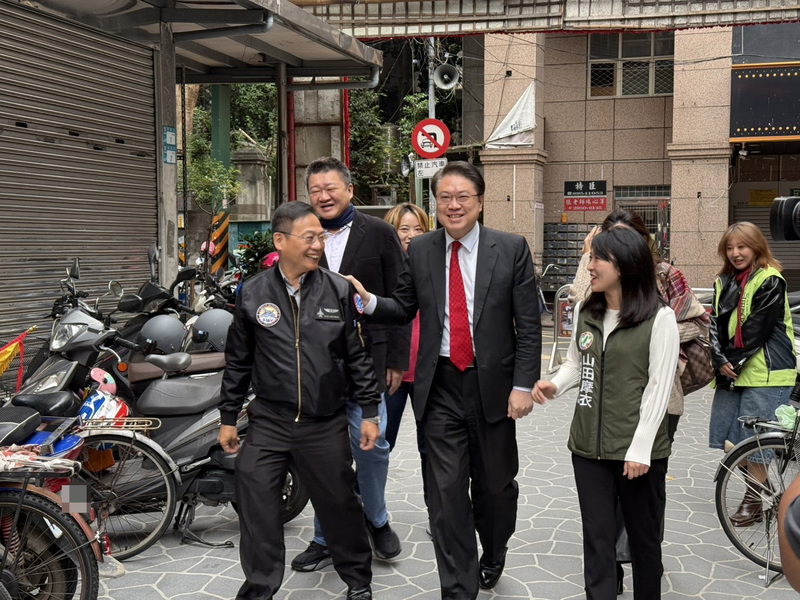 民進等秘書長林右昌(前排中)15日與新北市議員山田摩衣(前排右)等人，到板橋後埔福德宮參香。(圖：中央社)