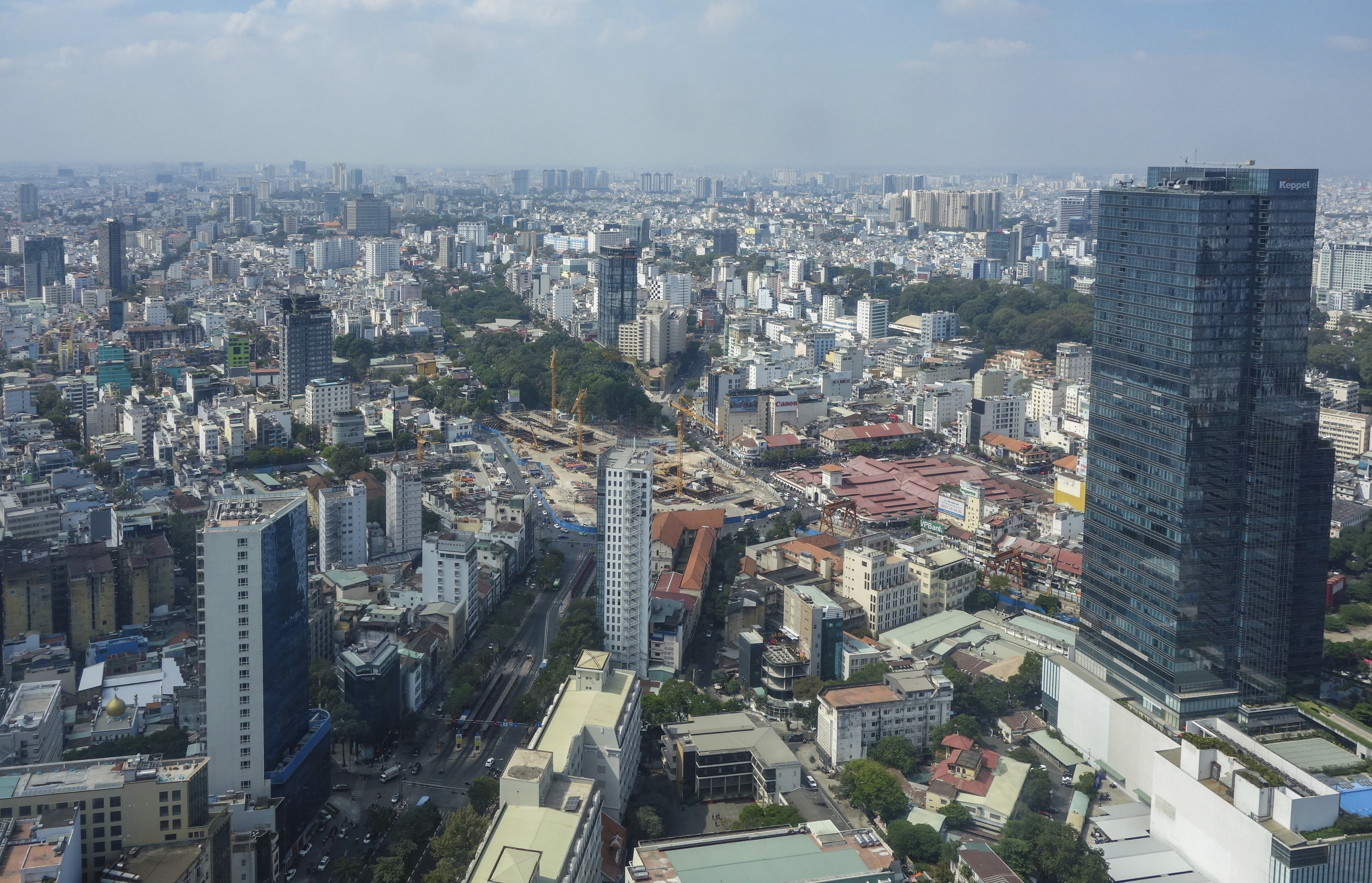 胡志明市是越南的經濟重鎮，繁華背後有將近20萬人的居住面積未達4平方公尺。資料照。(美聯社/達志影像)