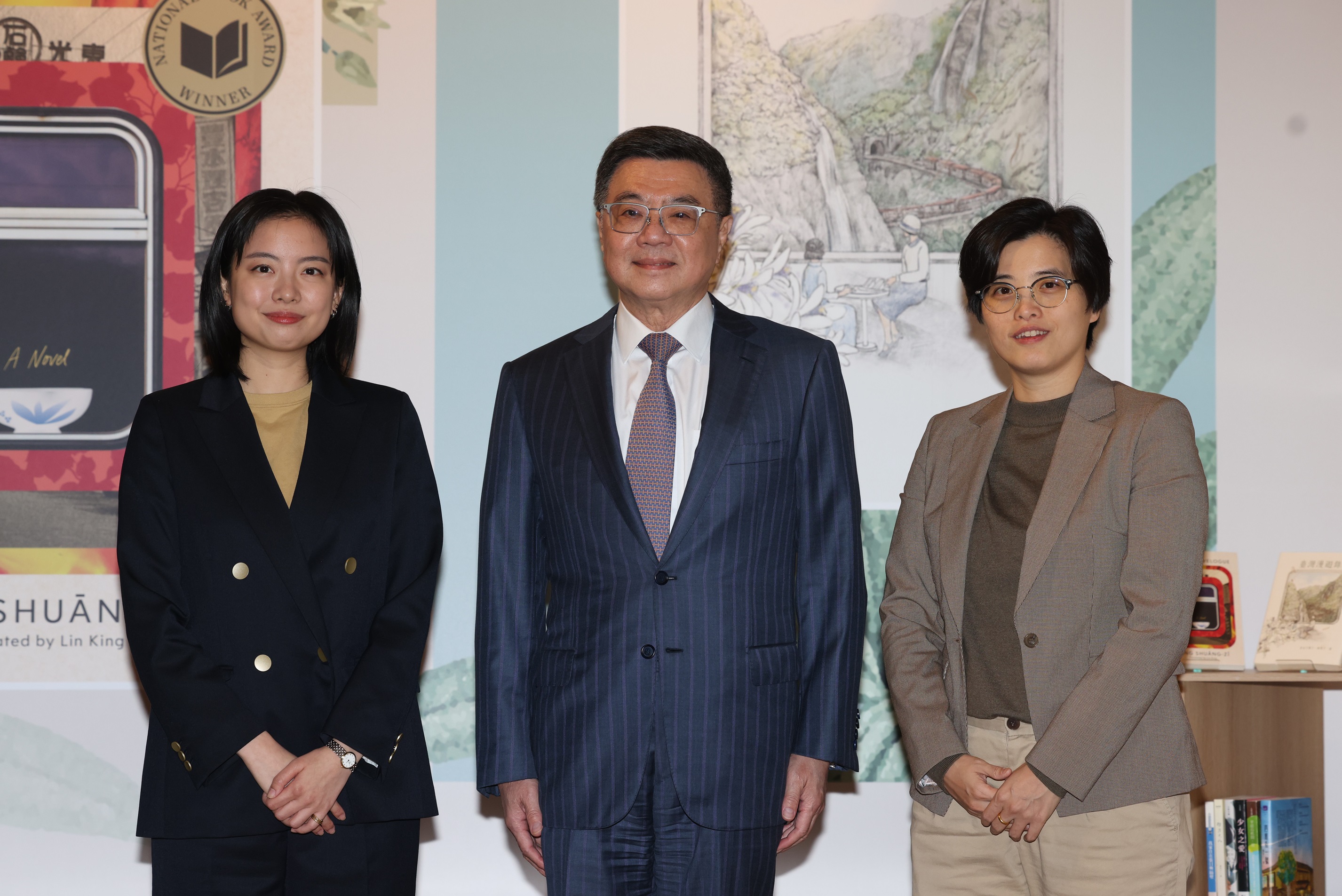由楊双子(右)執筆、金翎(左)英譯的《臺灣漫遊錄》獲得2024年美國國家圖書獎（National Book Awards）翻譯文學大獎，行政院長卓榮泰(中)16日親自贈予楊双子、金翎三等文化獎章及獎勵金。(文化部提供)