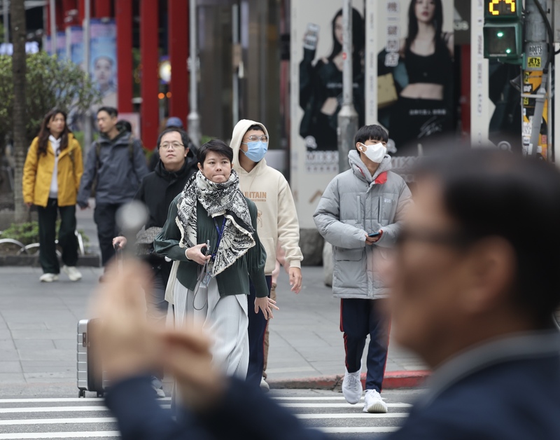 26日隨著東北季風增強，台灣北部、東北部轉涼，27日大陸冷氣團或強烈大陸冷氣團報到，中部以北低溫探攝氏11度以下，3500公尺以上高山有望降雪。(圖：中央社)