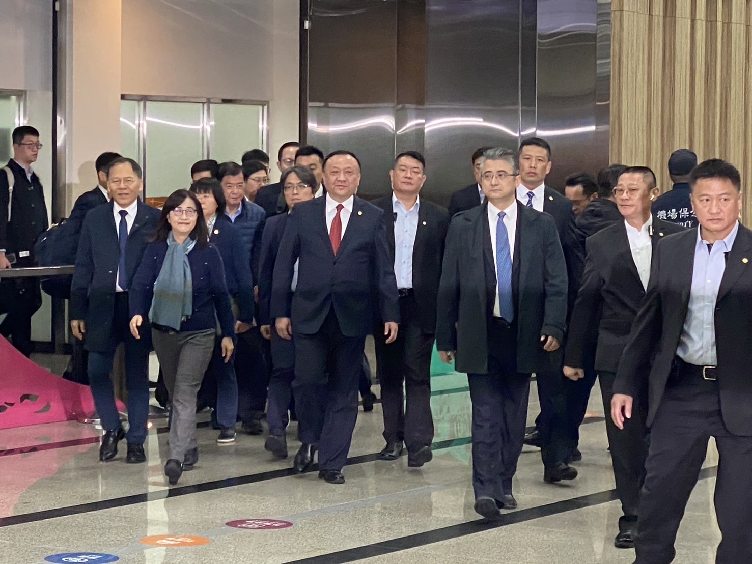 台北上海雙城論壇，上海市副市長華源16日下午率訪問團抵台，由台北市副市長林奕華代表接機。(鄭佑漢攝)