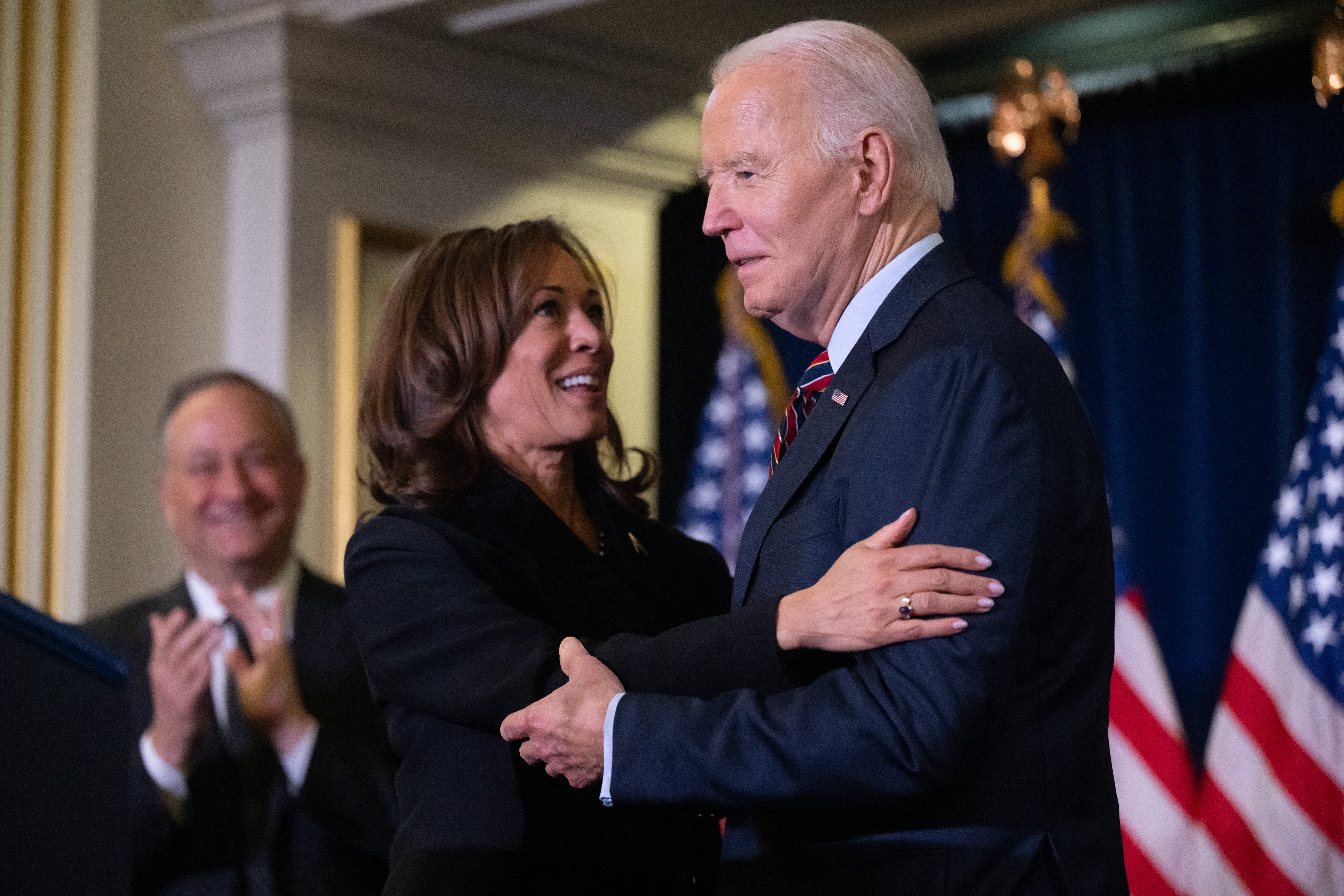 美國總統拜登(Joe Biden)和副總統賀錦麗(Kamala Harris)15日罕見地在大選後聯袂現身。(AFP)