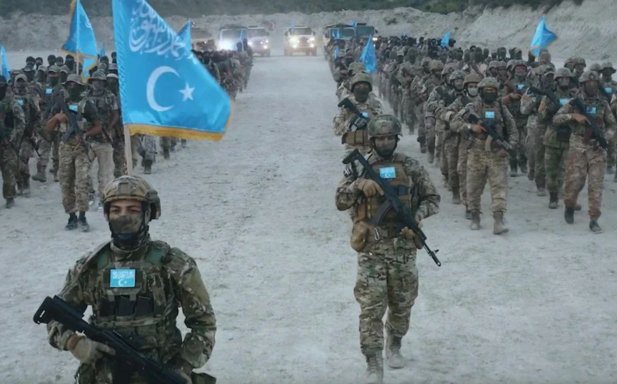 協助敘利亞反抗軍推翻巴夏爾‧阿塞德政權的「突厥斯坦伊斯蘭黨」(Turkistan Islamic Party, TIP)。(X平台/@Chedagbaolch4)