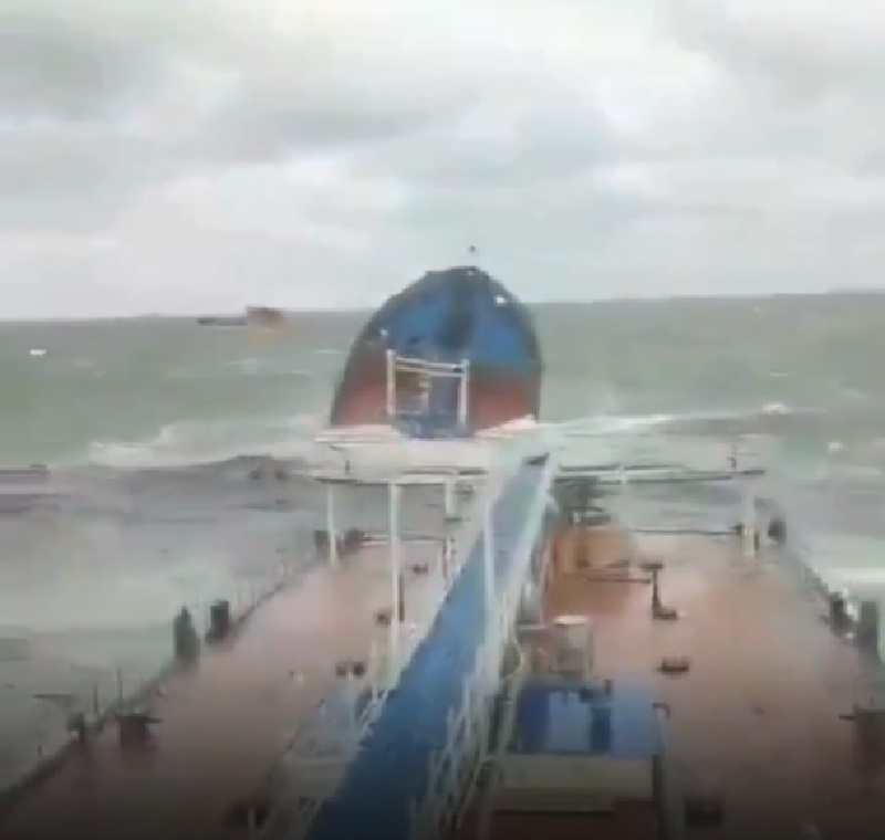 2艘俄羅斯油輪15日行經連接黑海與亞速海的克赤海峽時，遭遇暴風雨襲擊而嚴重受損。(X@evgen1232007)