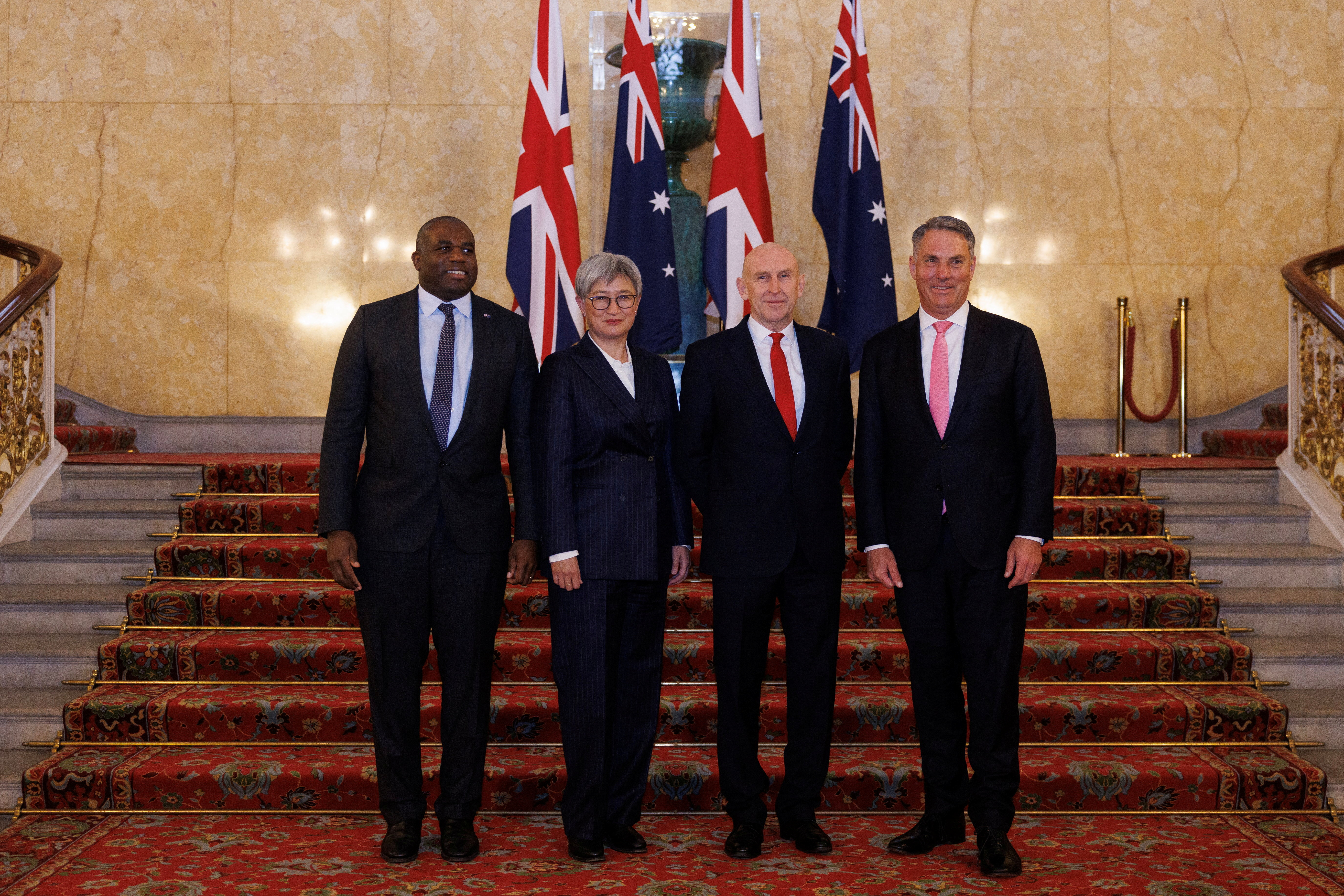 英國與澳洲外交和國防部會首長(2+2)會談(AUKMIN)今天(16日)登場，圖中(從左至右)為英國外交部長拉米(David Lammy)、澳洲外交部長黃英賢(Penny Wong)、英國國防部長希利(John Healey)、澳洲國防部長馬勒斯(Richard Marles)。(路透社/達志影像)