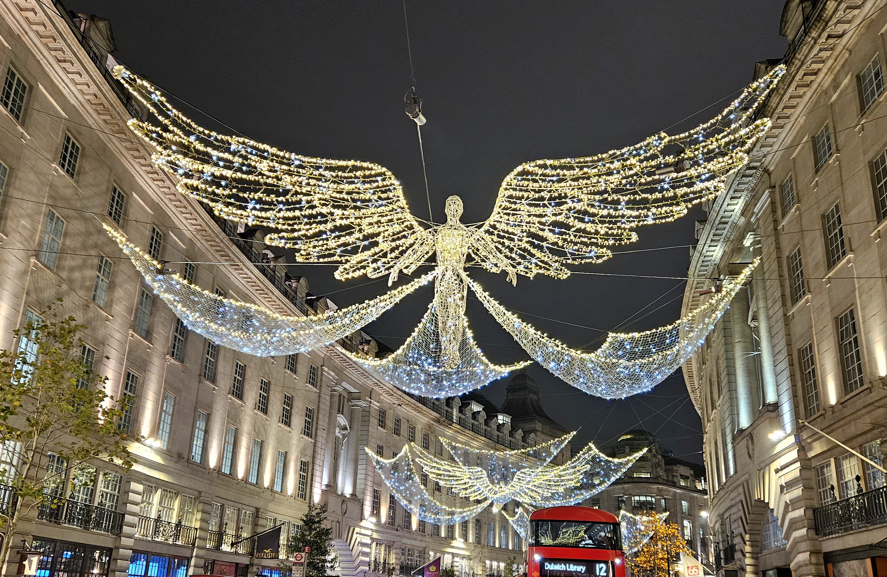 倫敦知名的攝政街，自1954年開始推出聖誕燈飾，今年堂堂邁進第70週年，再次安排廣受歡迎的天使聖誕燈飾。(圖：黃貞貞 攝)