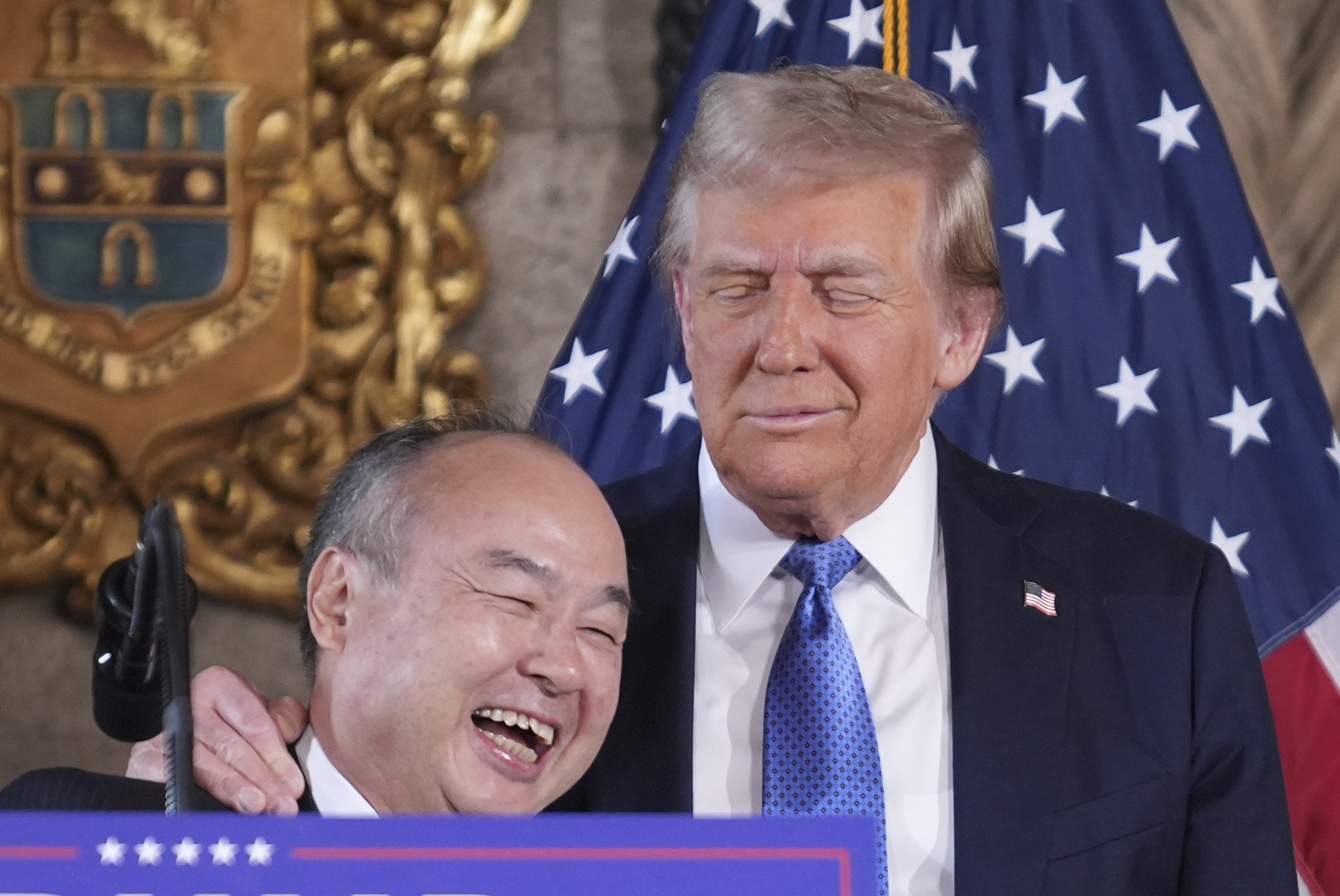 美國準總統川普在佛羅里達州海湖俱樂部與日本軟體銀行集團創辦人孫正義召開記者會。(美聯社/達志影像)
