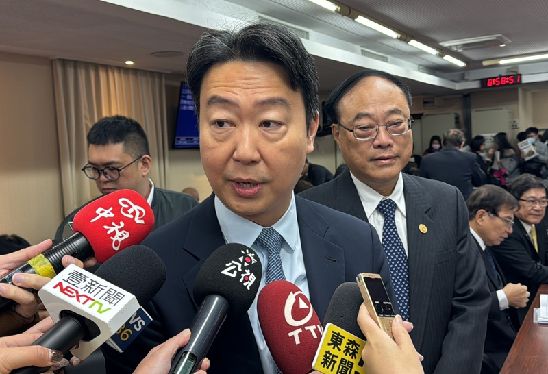 交通部長陳世凱(前)表示，交通部立場一向都歡迎中國旅客來台，並希望中國可以解開政治上的限制。(圖：中央社)