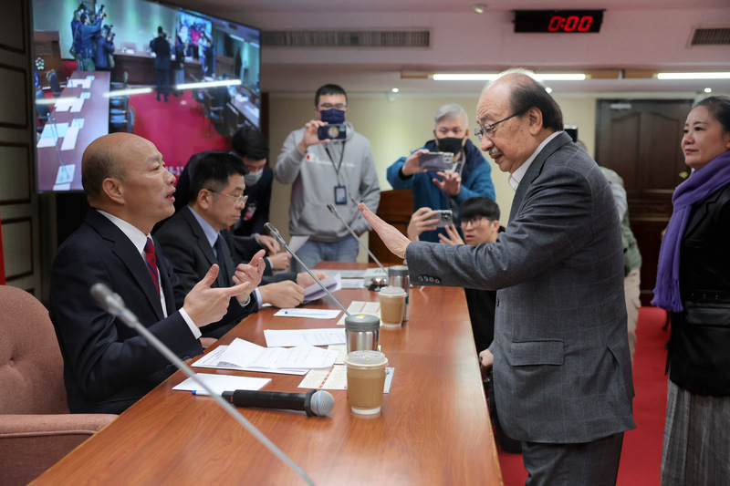 立法院長韓國瑜(左)18日召集黨團協商，民進黨立院黨團總召柯建銘(右2)2人在協商前先行溝通。(圖：中央社)