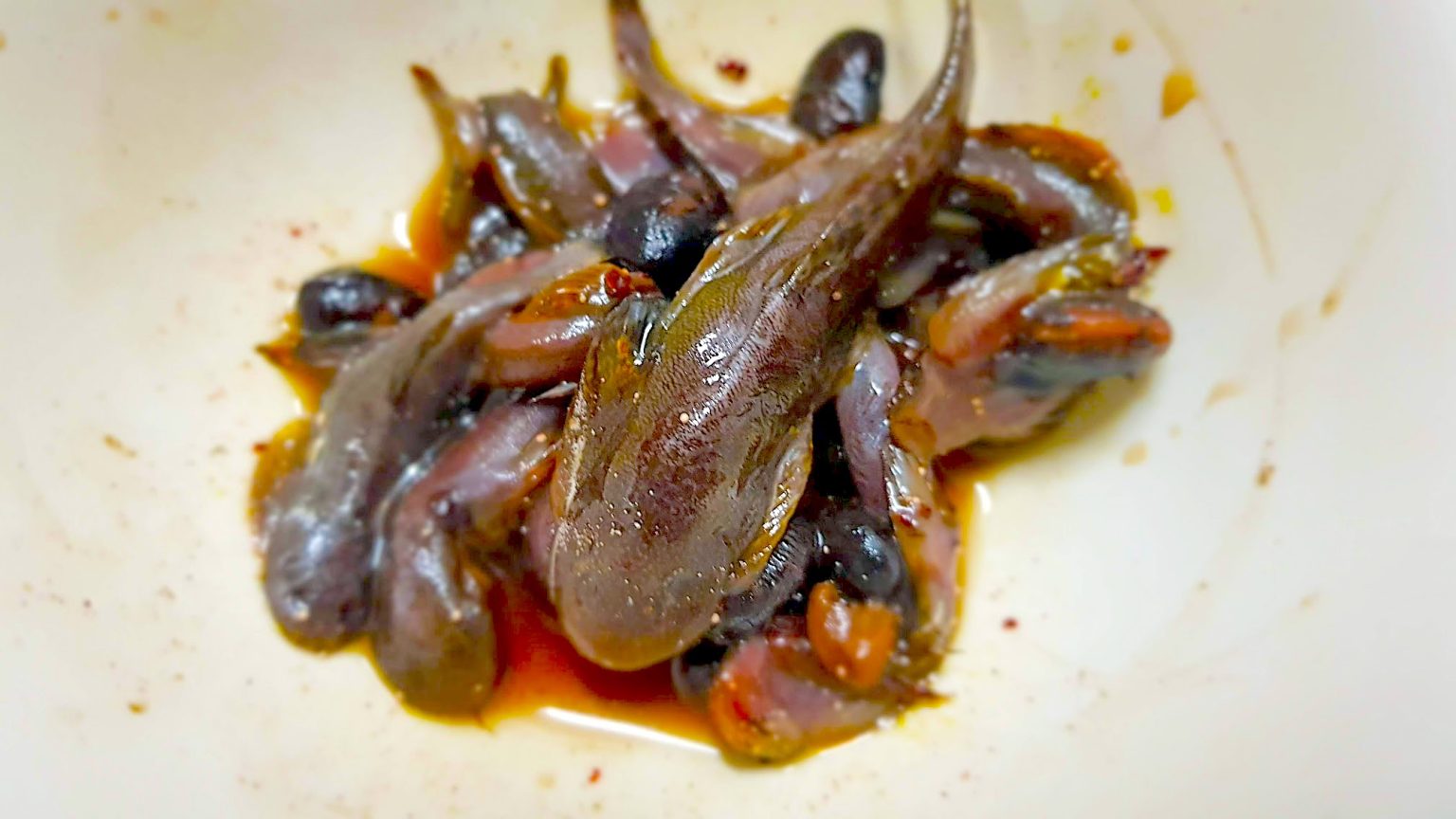 東勢客家石貼（爬岩鰍）醢，魚類骨頭發酵後，其實都會化掉，所以保鮮期可以用骨頭化掉的基準來看。吳哲銘攝