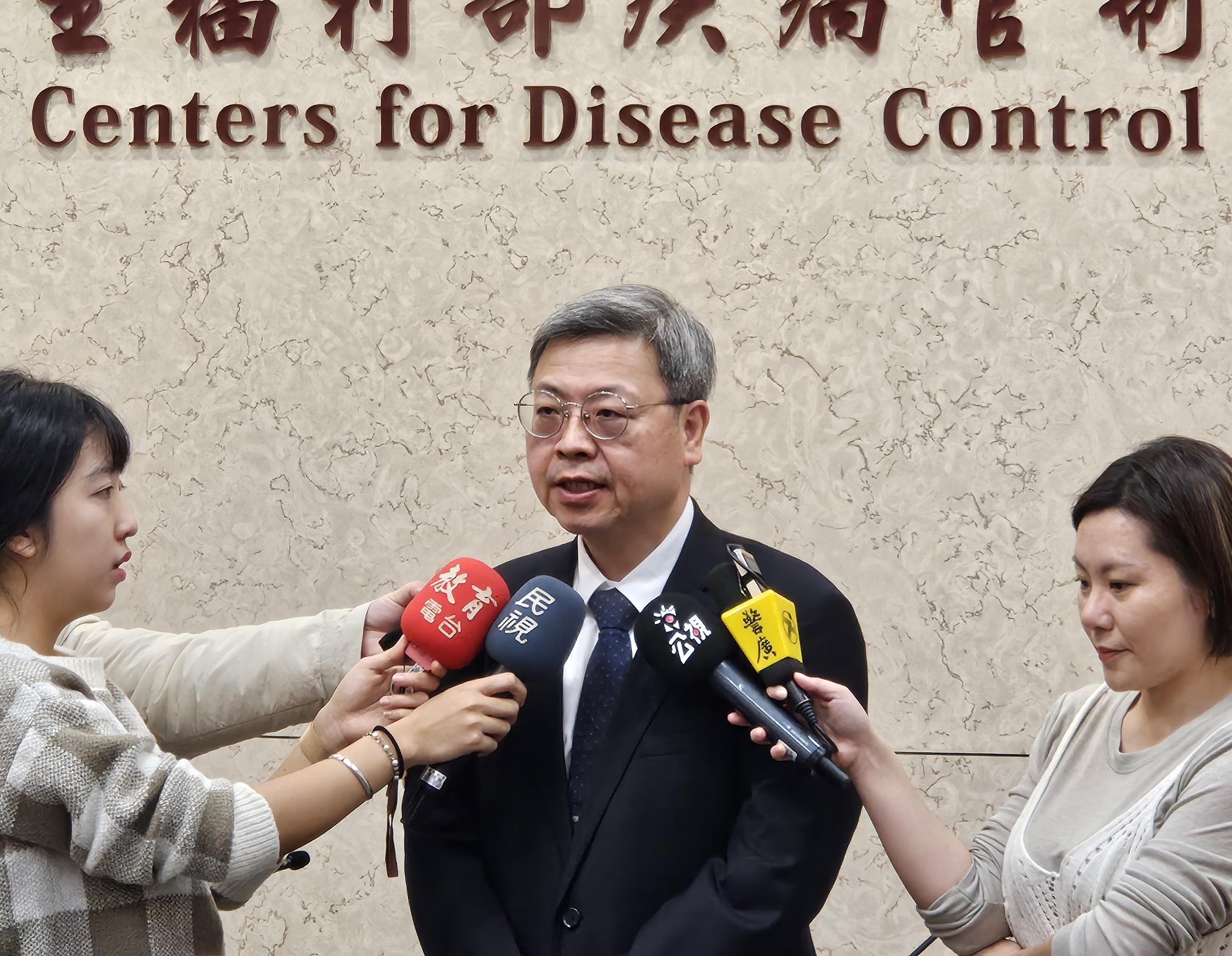 台大醫院新竹台大分院副院長盛望徽表示，接種新冠疫苗可降低30%「長新冠」發生率。(劉品希 攝)