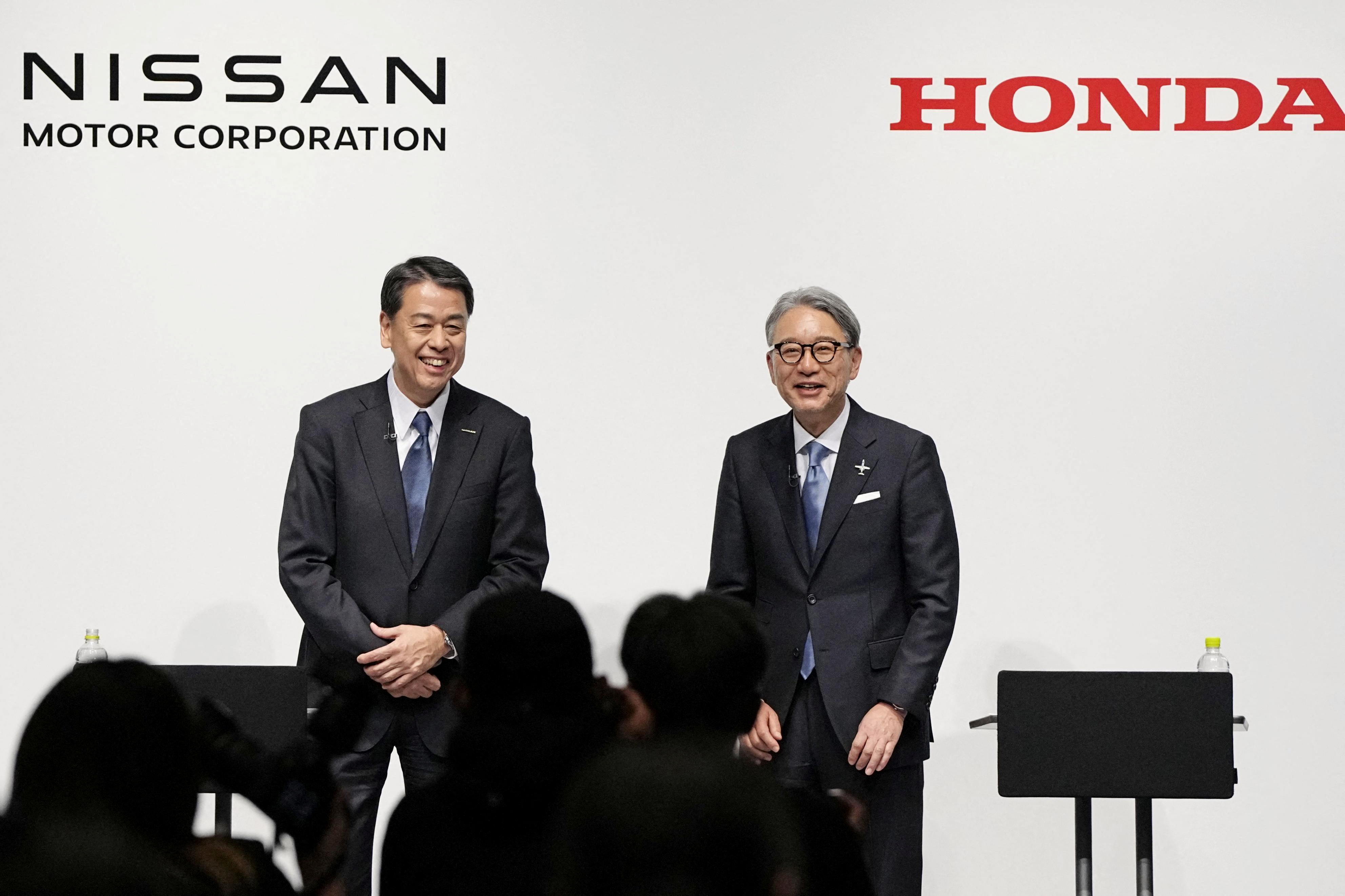 日產汽車總裁兼執行長內田誠(Makoto Uchida) (左)與本田汽車總裁兼執行長三部敏弘(Toshihiro Mibe)(右)因推動本田與日產合併談判而反目。圖為兩人去年底出席聯合記者會。(路透社/達志影像)