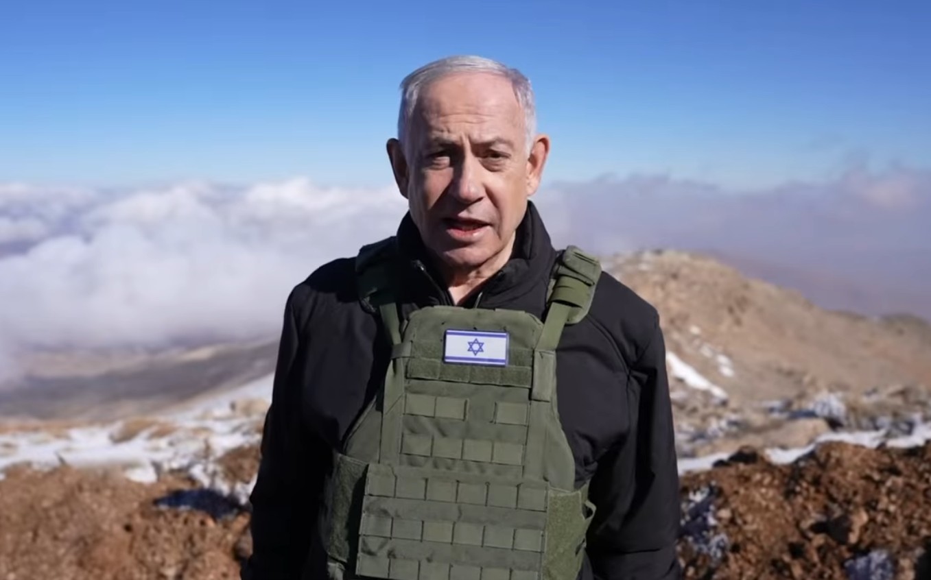 以色列總理尼坦雅胡(Benjamin Netanyahu)在敘利亞境內的赫蒙山(Mount Hermon)山頂發表談話。(翻攝尼坦雅胡臉書)