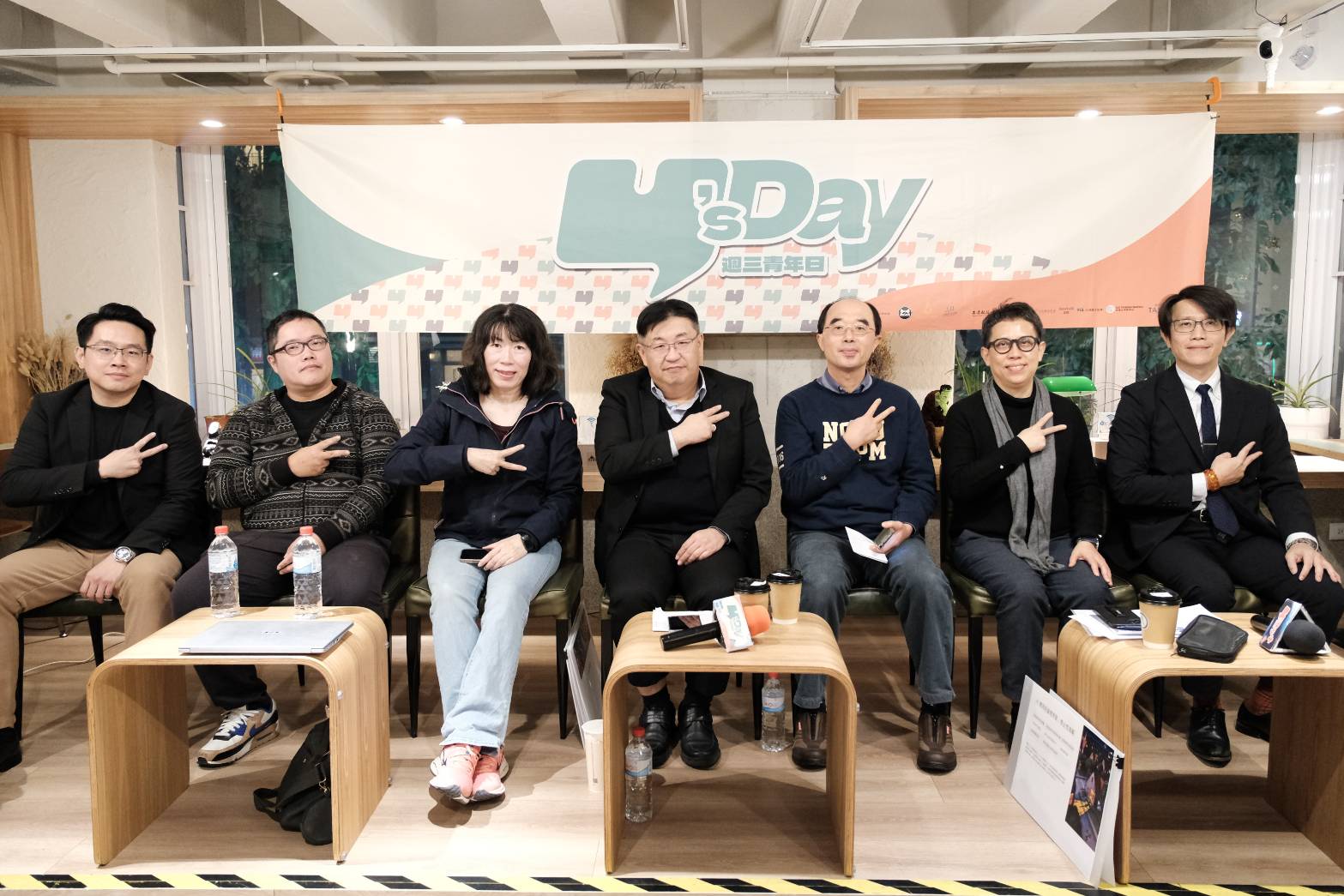 Y’s Day「週三青年日」18日進行「無限創造還是無限困惑？AI生成內容如何改變我們看世界」座談。圖由左至右：吳定謙 游家牧 游雅綺 胡博硯 陳秉訓 王維菁 董思齊。(台灣智庫提供)