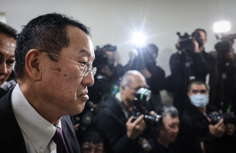 立法院外交及國防委員會19日審查114年度中央政府總預算案關於國防部主管收支公開及機密部分，國防部長顧立雄(前左)於會前接受媒體聯訪。(圖：中央社)