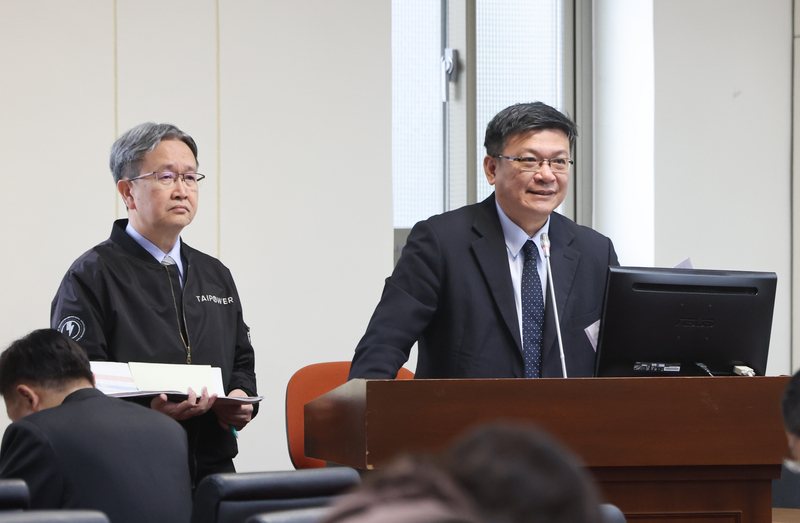 台電董事長曾文生(右)、左為總經理王耀庭(左)列席備詢。(圖：中央社)