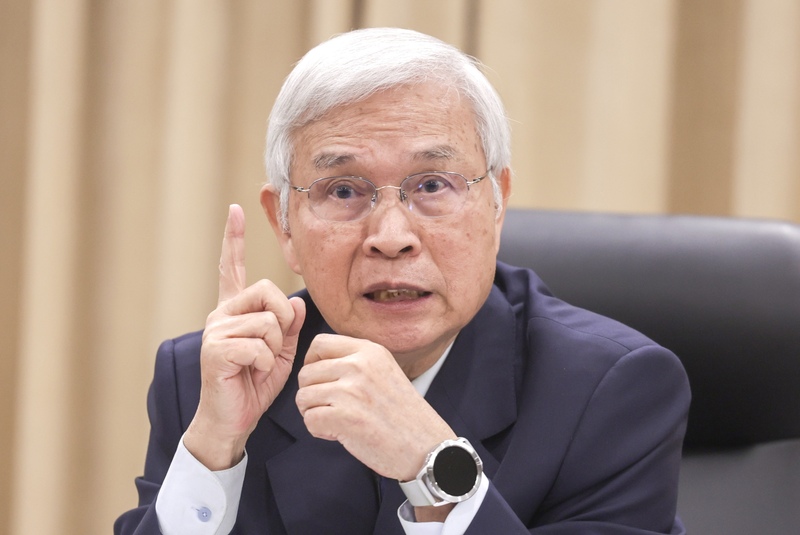 央行總裁楊金龍今天(19日)在央行第四季理監事會會後記者會上坦言，第七波信用管制措施實施後，讓他「五味雜陳」。(圖：中央社)