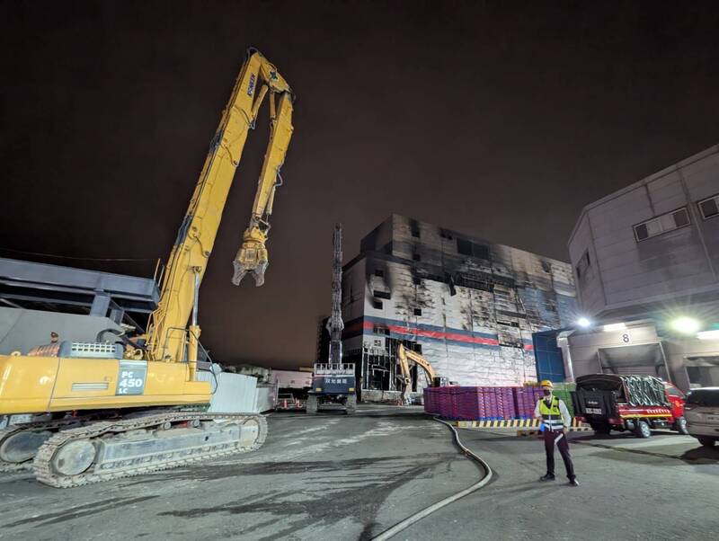台中大肚區全聯倉儲今天(19日)大火，經消防搶救，有9人不治、8人送醫，初步調查3樓進行電焊工程，火星掉落地下室引燃油漆混合物起火 。(圖：中央社)