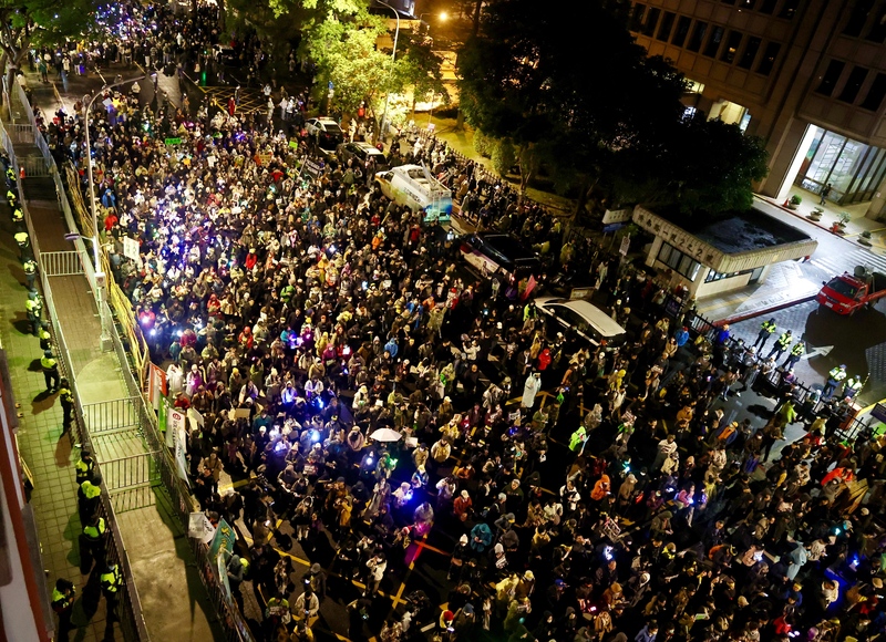 公民團體發起「冬季青鳥在台北」行動，19日晚間繼續在立法院外舉行集會遊行，號召群眾共同表達反對國民黨強推法案等訴求。(圖：中央社)