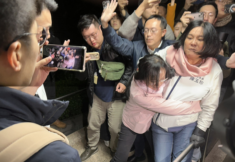 立法院會20日預計處理選罷法等案，民進黨團為力阻法案通過，多名立委19日晚間破壞議場玻璃入內集結；場外國民黨立委陳玉珍（前右）則與民進黨立委陳瑩（前右2）發生口角、肢體衝突，場面混亂。 (圖：中央社)
