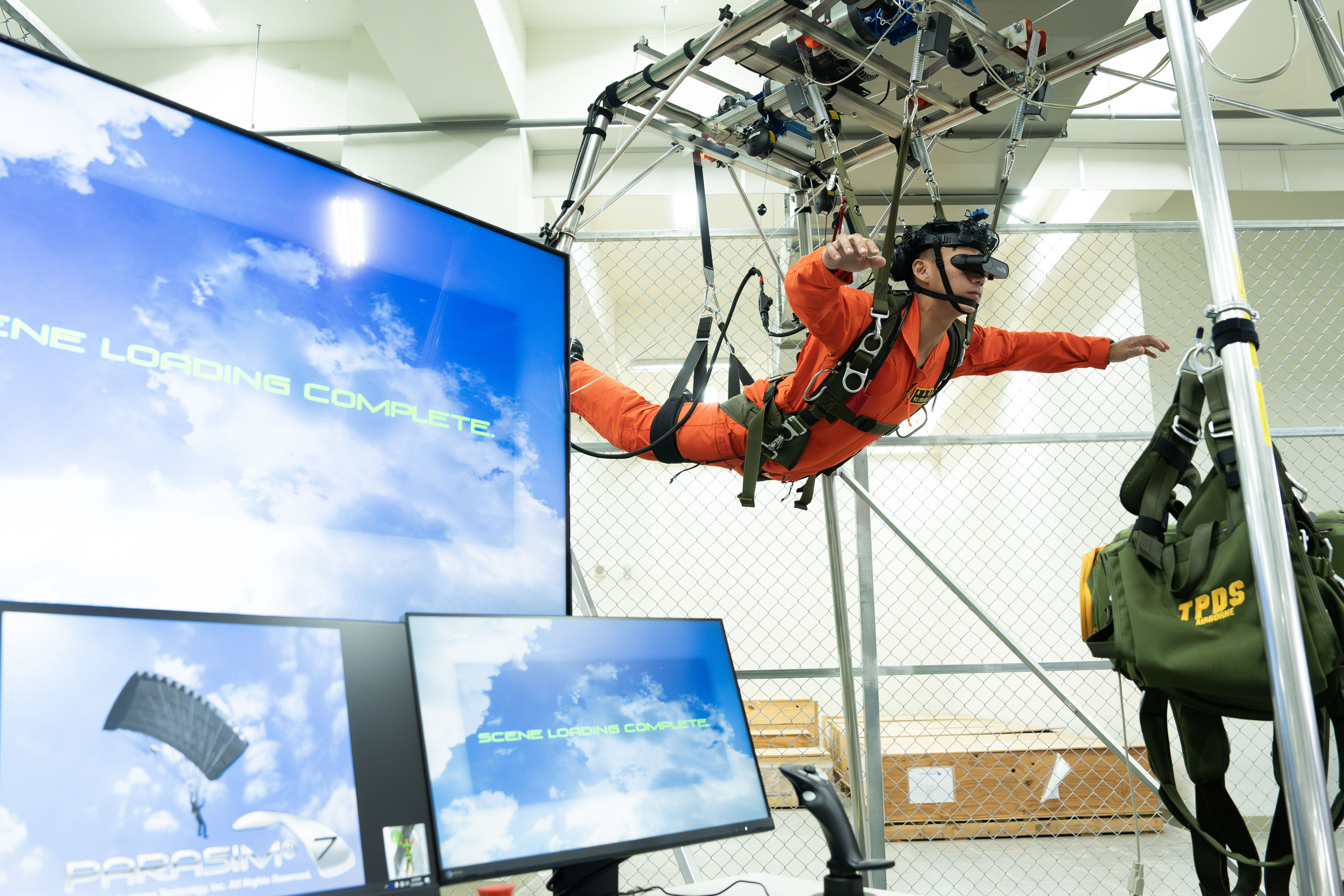 陸軍空降訓練中心，斥資新台幣上億元，建構新型「VR操傘模擬系統」，讓跳傘訓練擺脫時空、氣候等影響。(記者楊仁翔 攝)