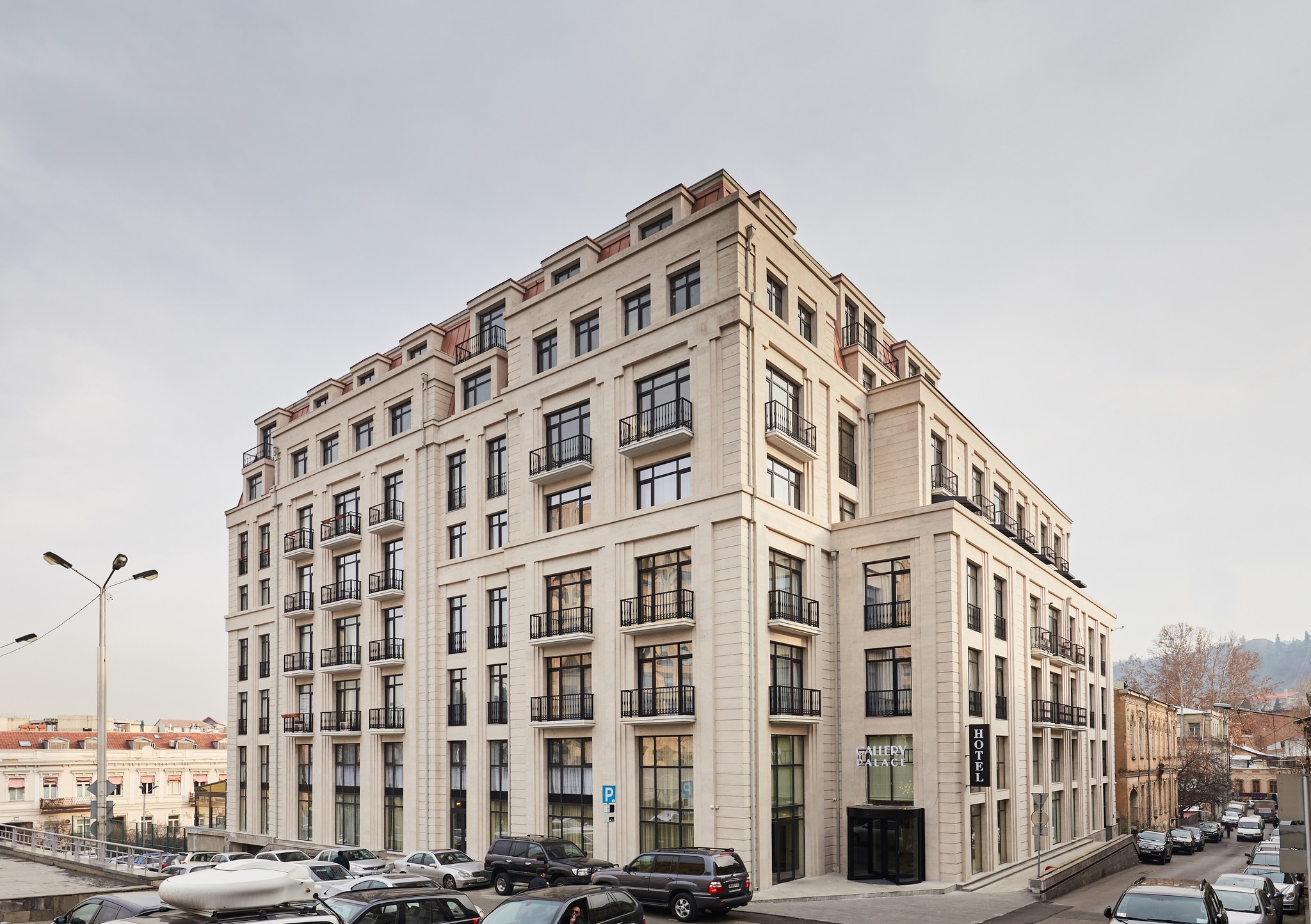 喬治亞首都特比利西市中心的飯店「畫廊宮殿」內部空蕩蕩，宛如成為「幽靈飯店」。(FB@Gallery Palace)